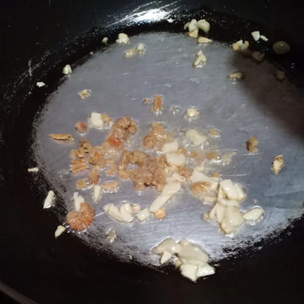 Tumis bawang putih sampai harum lalu masukkan ebi, aduk rata.