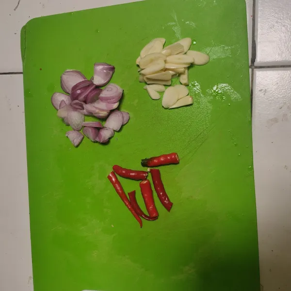 Rajang bawang merah dan bawang putih. Potong cabai keriting agak besar.