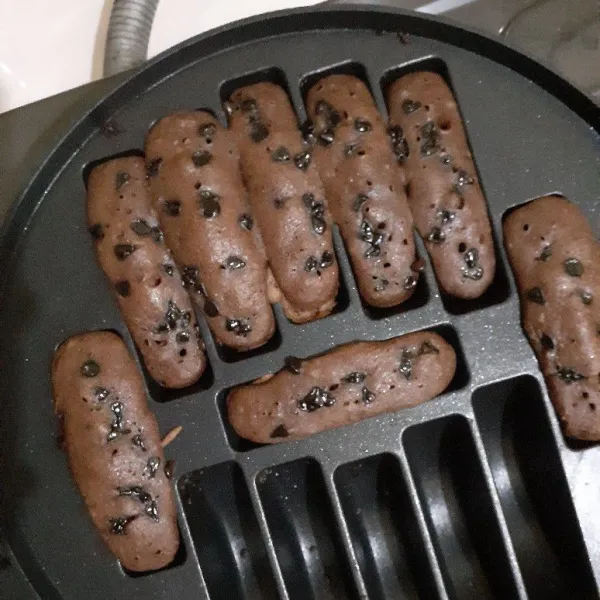 Panggang pukis sampai matang dan angkat.