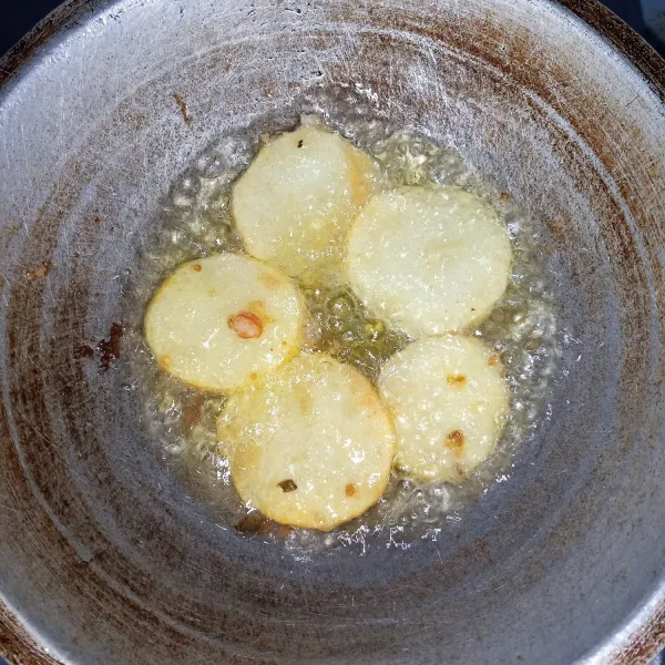 Goreng kentang diminyak panas dengan api sedang sampai matang. Angkat,tiriskan dan sajikan.