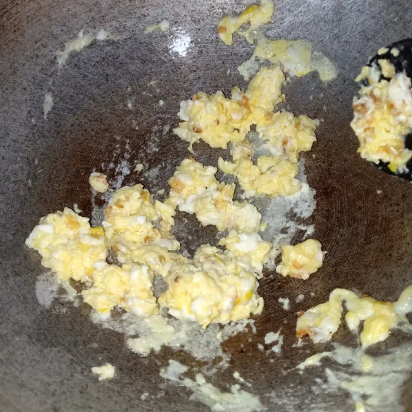 Tumis bawang putih sampai harum. Masukkan telur lalu orak-arik.