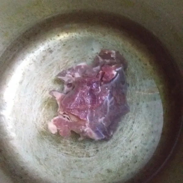 Rebus daging sapi selama 15 menit. Angkat dan saring kaldunya.