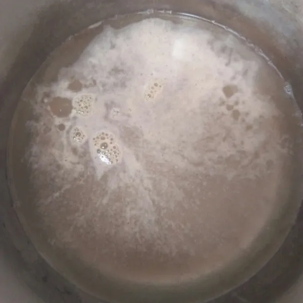 Didihkan air kaldu dan garam. Lalu haluskan bumbu sop. Tumis sampai harum, masukan ke rebusan air kaldu.