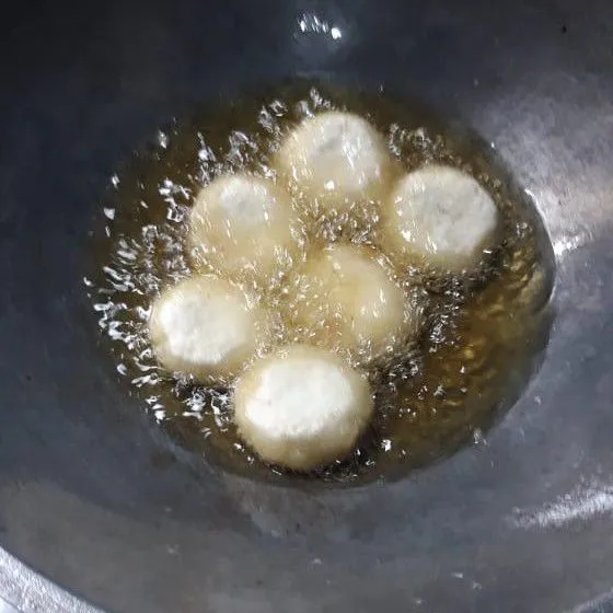 Goreng hingga matang dengan api kecil-sedang.