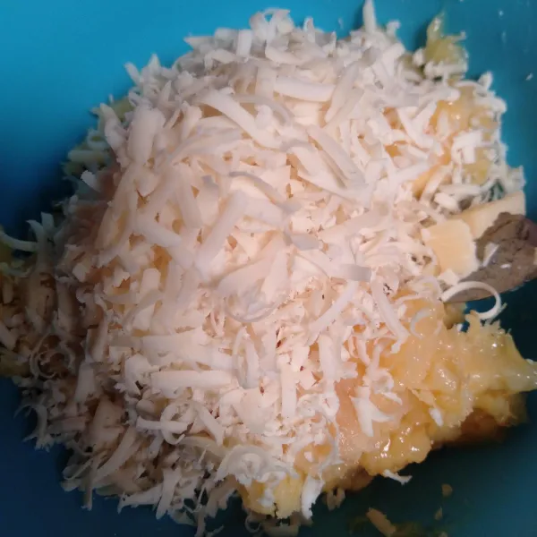 Campur semua bahan, aduk rata.