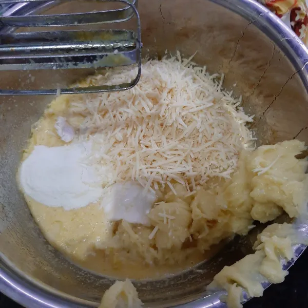 Masukkan tepung dan keju dan kentang halus, lalu aduk dengan spatula hingga rata, tidak perlu di kocok.
