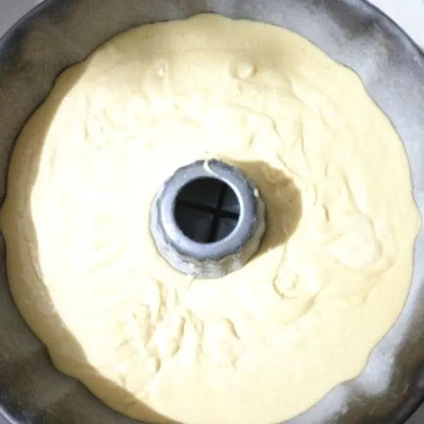 Siapkan loyang yang sebelumnya sudah dioles mentega dan ditabur terigu, lalu masukkan adonan.