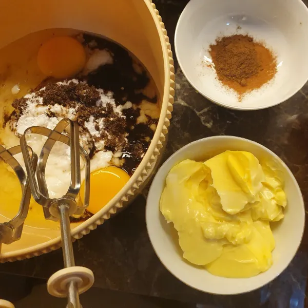 Siapkan bahan bahan. Campurkan telur, gula pasir, gula palm, baking powder. Mixer dengan kecepatan tinggi.