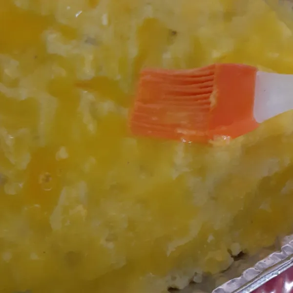 tutup kembali dengan sisa adonan kentang hingga rata dan poles dengan kuning telur.