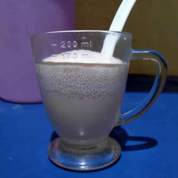 Aktifkan raginya. Campur air hangat suam kuku dengan ragi dan 1 sdt gula pasir (gula ambil dari yg 70 gram). Aduk rata biarkan hingga berbuih tanda ragi aktif.