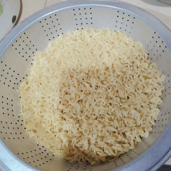 Rebus mie dalam air mendidih selama 3 menit. Angkat dan tiriskan
