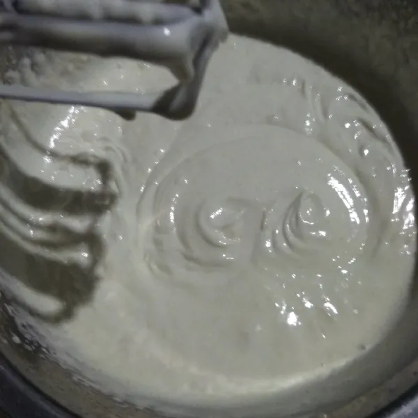 Mixer bahan krim sampai mengembang.