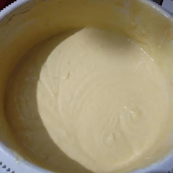 Mixer gula, telur dan ovalet/tbm hingga mengembang. Setelah mengembang, matikan mixer lalu tambahkan terigu, mentega cair dan tape singkong.