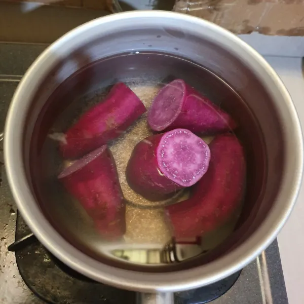 Rebus ubi ungu 100 gr dengan 400 ml air hingga matang.