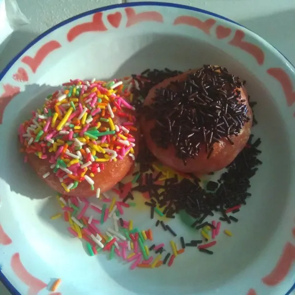 Olesi donat dengan margarin, lalu gulingkan pada meises. sajikan.