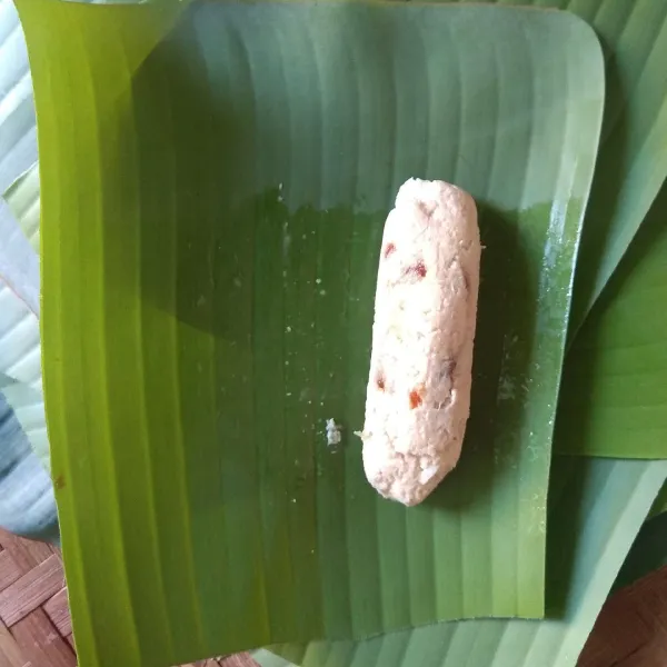 Siapkan daun pisang, lalu ambil 2-3 sdm adonan lemet, lalu bungkus dengan daun pisang,