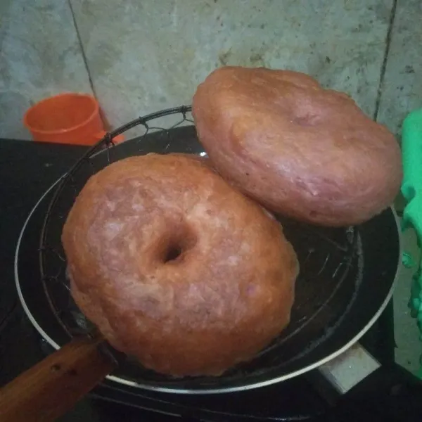 Panaskan minyak, goreng donat hingga matang dengan sekali balik. angkat dan tiriskan.