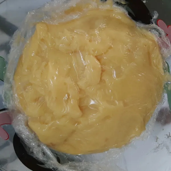Pindahkan custard cream ke dalam wadah lain, lapisi bagian atas dengan plastic wrap, masukkan ke dalam kulkas selama minimal 2 jam.