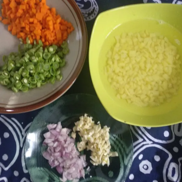 Cincang halus wortel, kentang, buncis, bawang merah, dan bawang putih