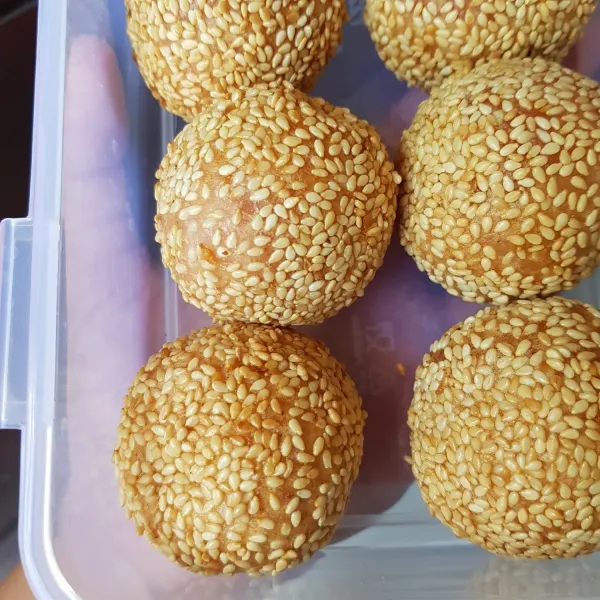 Goreng onde-onde dalam minyak panas menggunakan api sedang hingga onde-onde matang kecoklatan. Angkat, tiriskan dan siap disajikan.