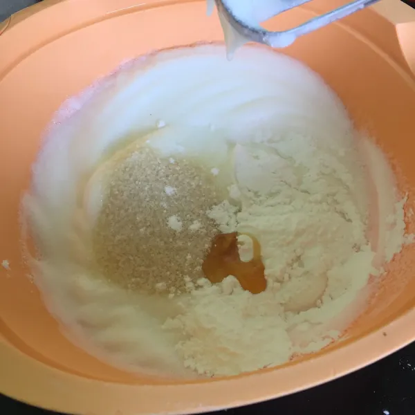 Setelah putih telur berbusa masukan gula, maizena, dan vanila. Mixer hingga merata