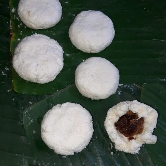 Bentuk bulat pipih singkong dan isi dengan gula aren, pipihkan.