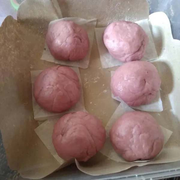 Bentuk bulat-bulat, alasi dengan baking paper. letakkan pada wadah kedap udara, diamkan selama 20 menit.