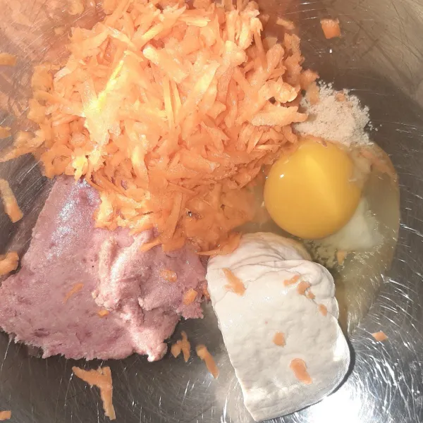 Masukkan semua bahan kecuali tepung dan satu telur. Aduk rata dengan bantuan garpu.