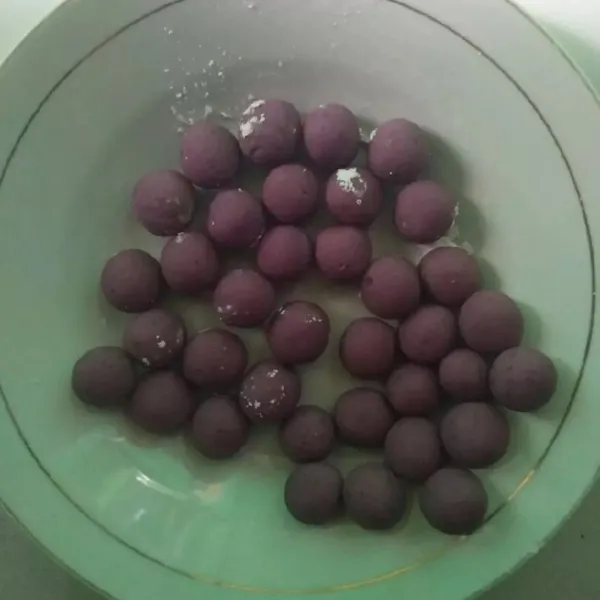 Bentuk bulat adonan ubi ungu.