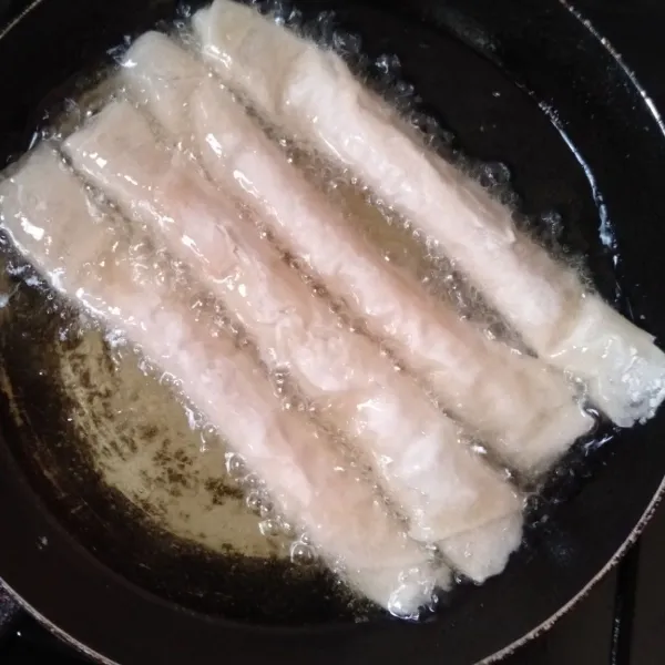 Panaskan minyak dalam wajan. Goreng rolls sampai kuning kecoklatan. Angkat dan tiriskan.