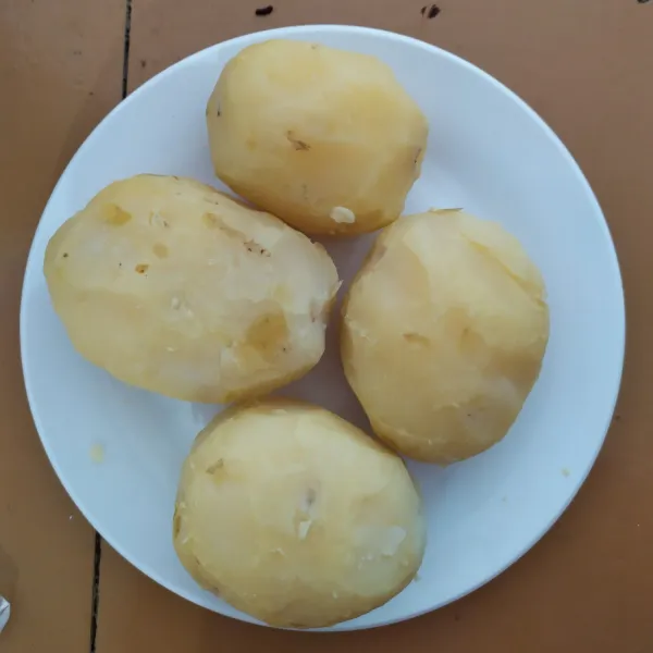 Cuci bersih kentang lalu kukus dan haluskan menggunakan ulegan selagi panas.