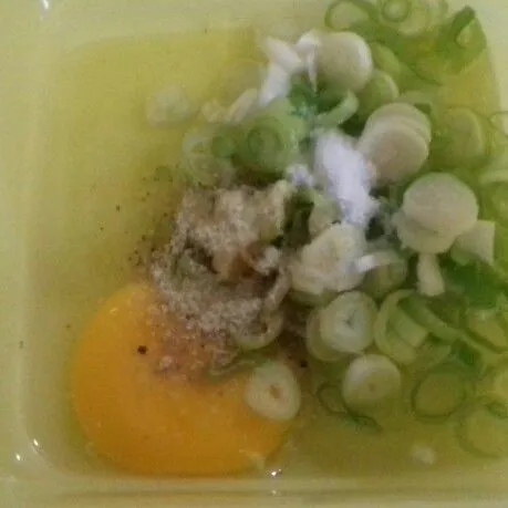 Campur telur, daun bawang, garam, kaldu bubuk dan lada bubuk