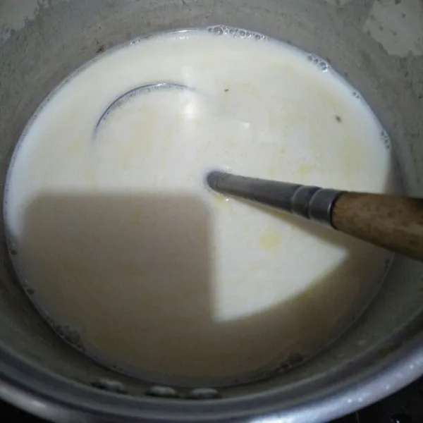 Buat saus vla : masak susu dan maizena dengan api kecil. Aduk terus hingga mengental lalu angkat.