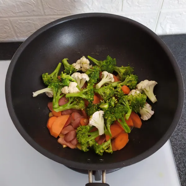 Tambahkan semua sayur-sayuran (wortel, brokoli, kembang kol).
