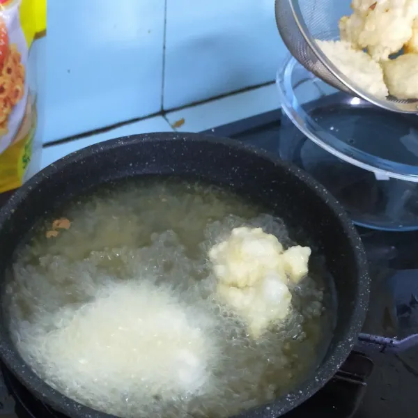 Panaskan minyak. Goreng adonan yang sudah dibentuk tadi hingga kuning keemasan. Angkat lalu siap disajikan.