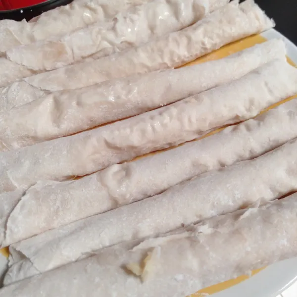 Gulung kulit lalu rekatkan ujungnya dengan adonan perekat. Lakukan sampai habis.