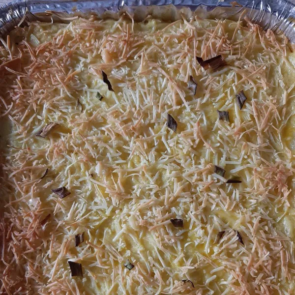 beri taburan keju parut dan daun bawang. panggang selama 30 menit, 180⁰C atau hingga matang.