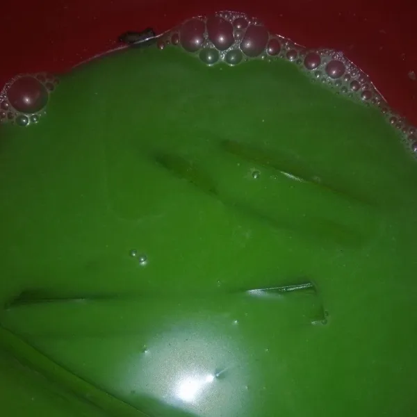 Campur semua bahan kuah jadi satu. masak sampai mendidih sambil terus m di aduk-aduk.