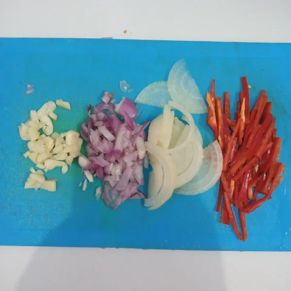 Siapkan bawang merah, bawang putih, bawang bombay dan cabai merah.