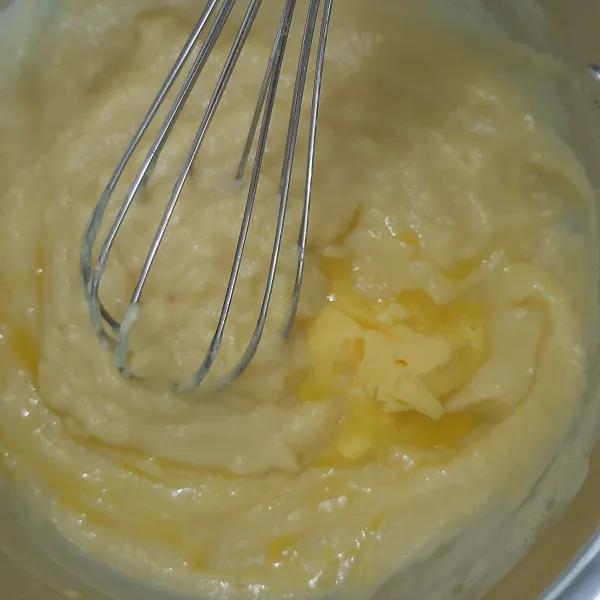 Masukkan mentega ke dalam custard cream yang masih panas, aduk hingga merata.
