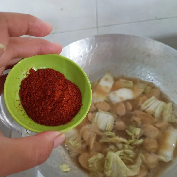 Kemudian tambahkan bumbu cabai. Aduk hingga tercampur semua.