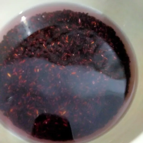 Bersihkan ragi sampai 10 kali lalu rendam semalaman. Setelah itu bersihkan lagi sebanyak 10 kali`