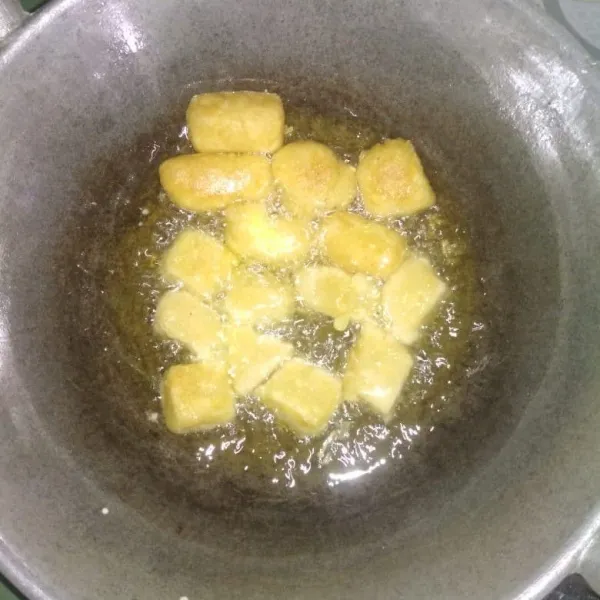 Goreng sampai kuning kecoklatan , angkat tiriskan siap disajikan.