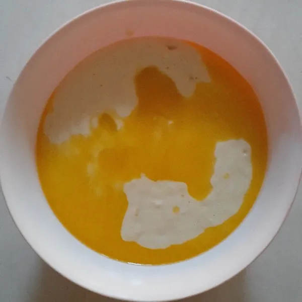 Tuang margarin lelehnya, aduk balik merata.