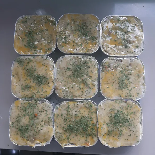 Olesi dengan kuning telur dan beri taburan parsley. Masukan ke dalam oven yang sebelumnya sudah dipanaskan. Panggang pada suhu 180°C selama 20 menit dan 210°C selama 20 menit. Pastel tutup siap dihidangkan.