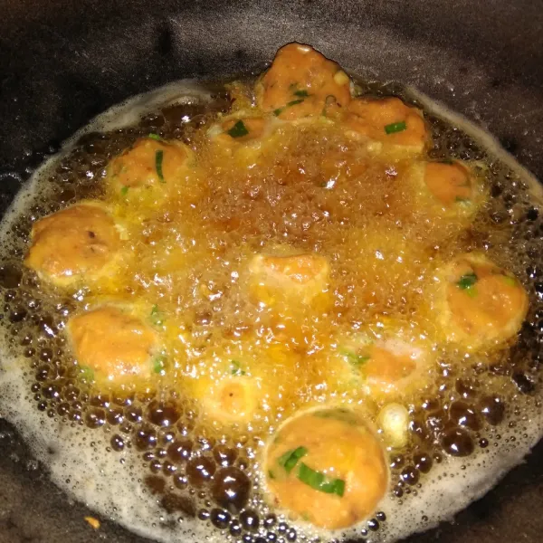 Terakhir panaskan minyak, lalu goreng sampai matang.dan siap disajikan.