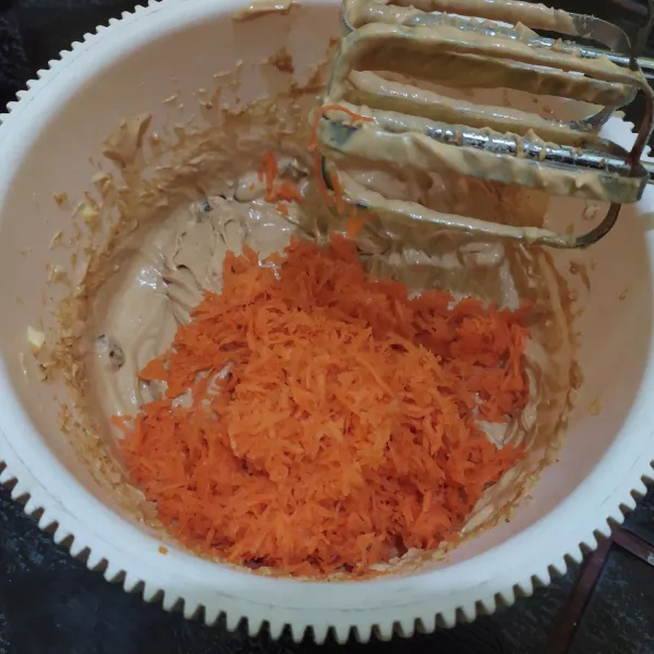 Masukkan wortel, aduk dengan spatula.