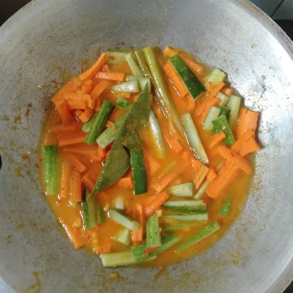 Tambahkan air, beri bumbu. Masukkan sayuran. Masak sampai bumbu meresap dan sayuran empuk. Test rasa. Angkat dan sajikan.