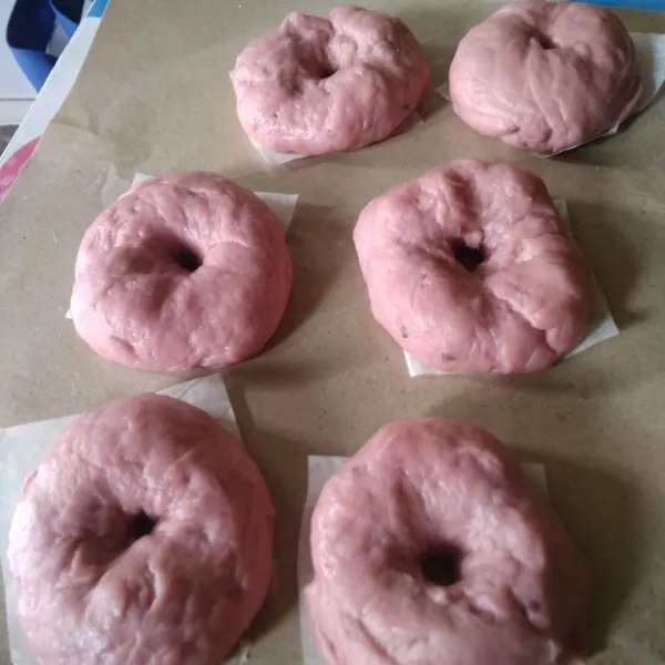 Tekan sedikit bulatan donat kemudian lubangi dengan spluit.