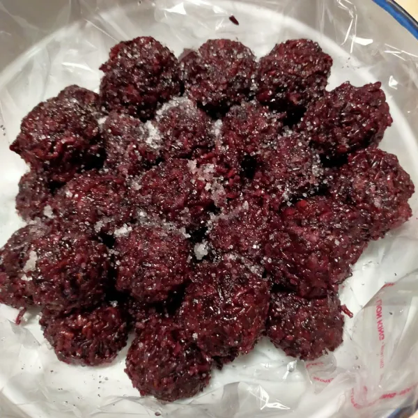 Bentuk ketan menjadi bulat setelah selesai taburi 1 sdm gula pasir